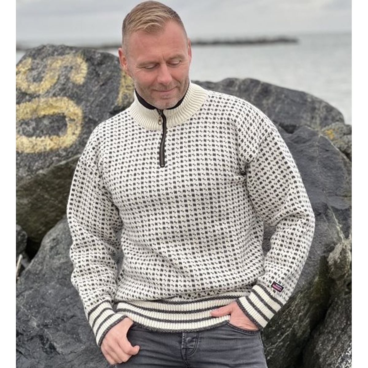 Flot sweater i 100% ren ny uld med flot mønster S