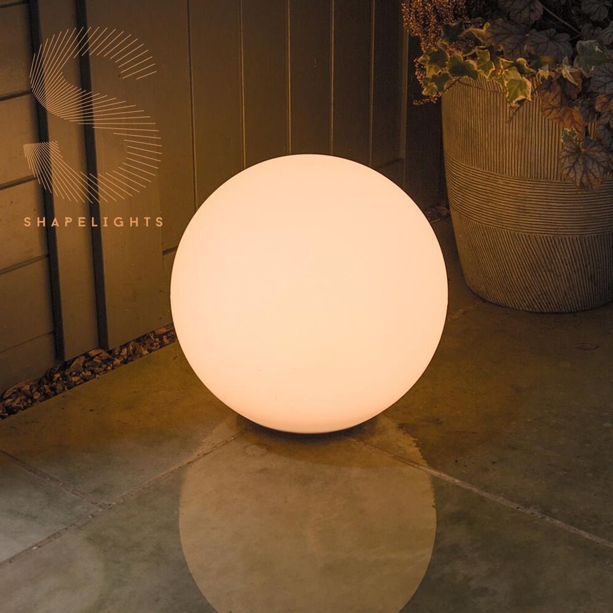 ShapeLight kuglelampe (35cm) på solceller/USB (farve kan indstilles)