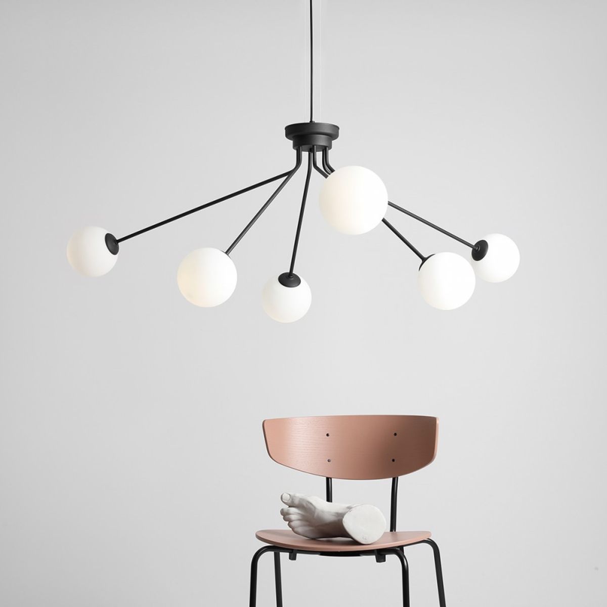 Arana - Loftlampe/pendel i sort metal og seks hvide glaskupler