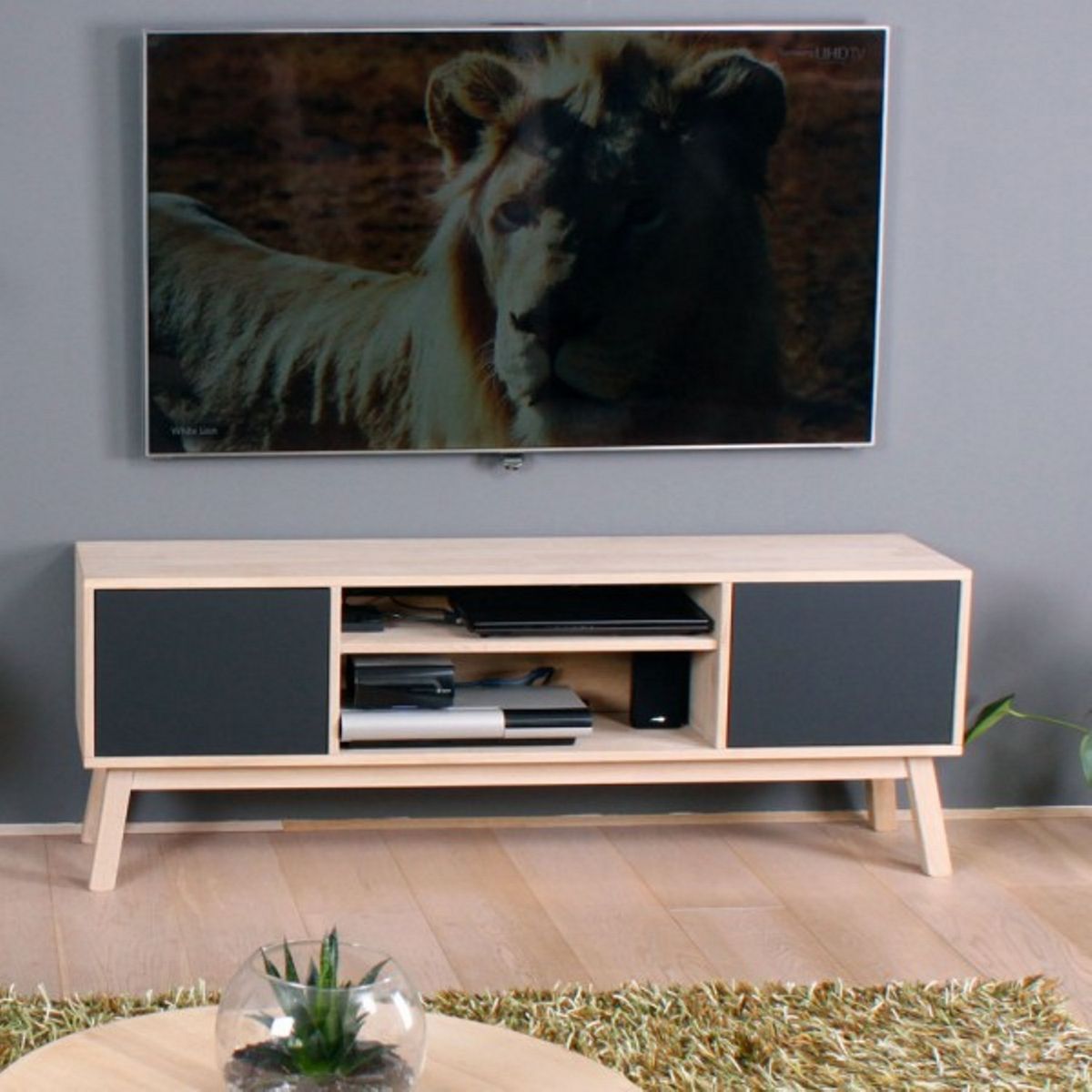 Cannes - TV-bord i massiv eg Lakeret