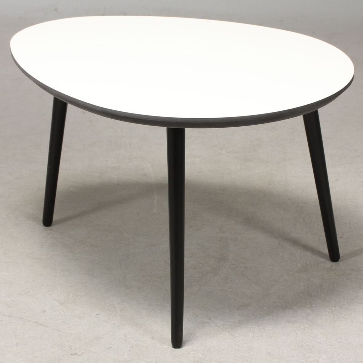 CT 20 - Dråbeformet sofabord i hvid laminat med sorte træben, vælg mellem 3 størrelser 89 x 66 cm Højde 45 cm