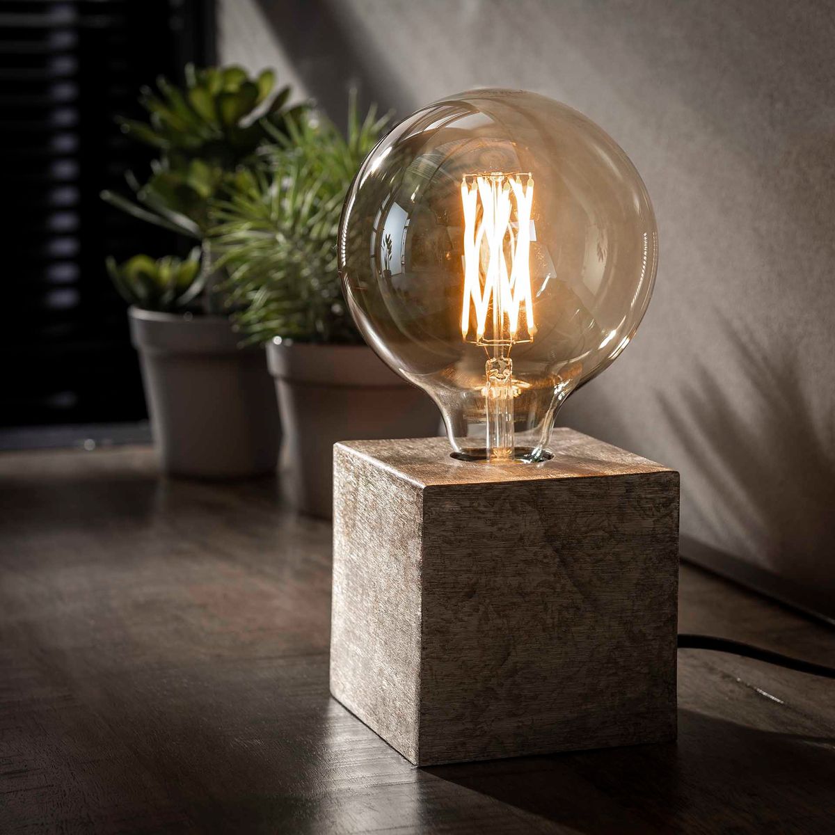 Cube - Bordlampe i metal med finish i antik nikkel Levering uden pære