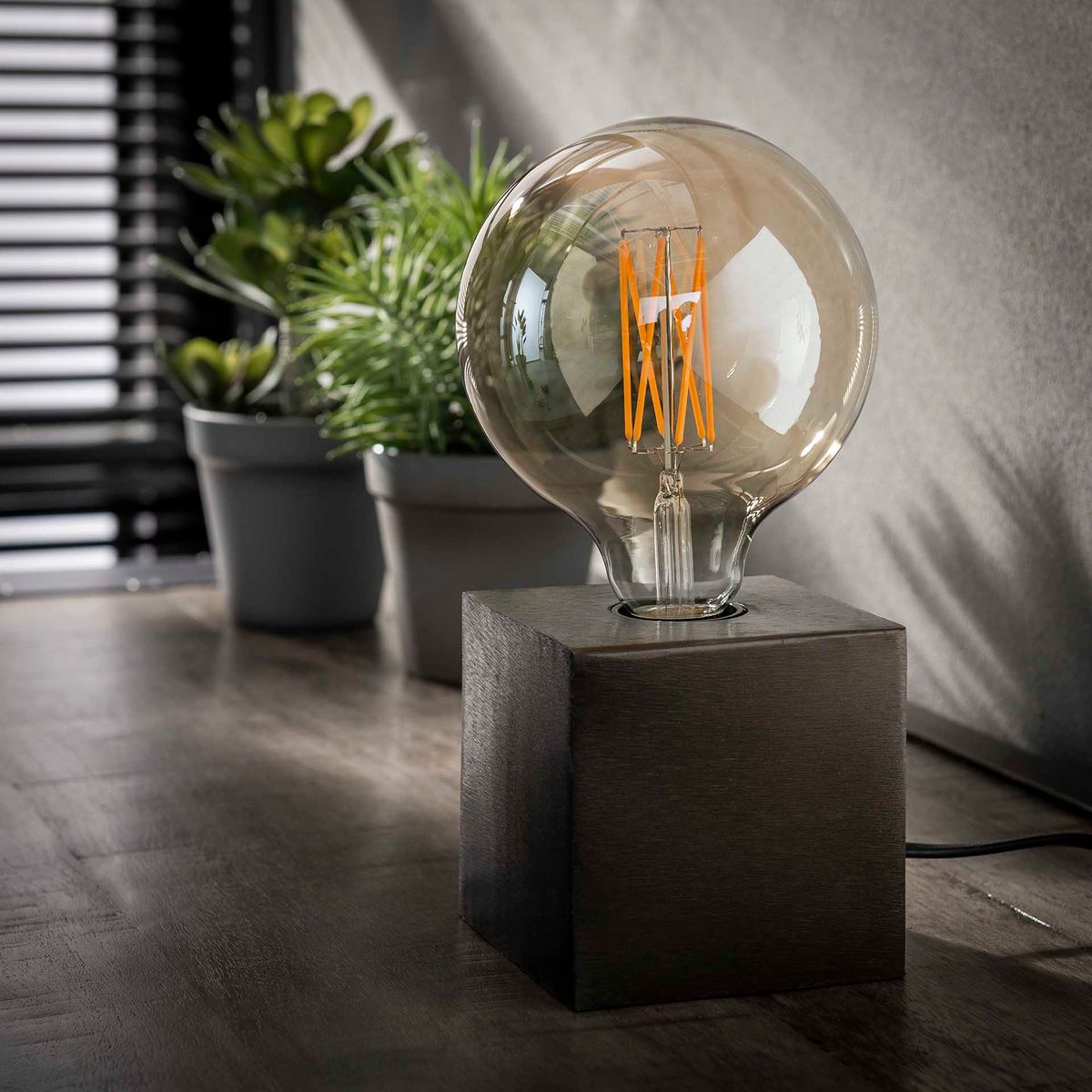 Cube - Bordlampe i metal med finish i sort nikkel Levering uden pære