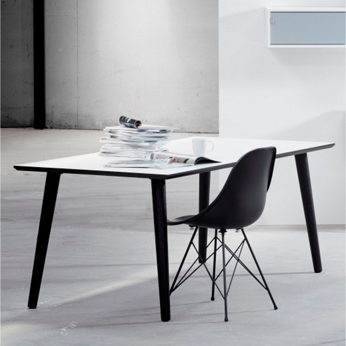 DT 110 - Spisebord i hvid laminat med sorte træben 180 x 100 cm