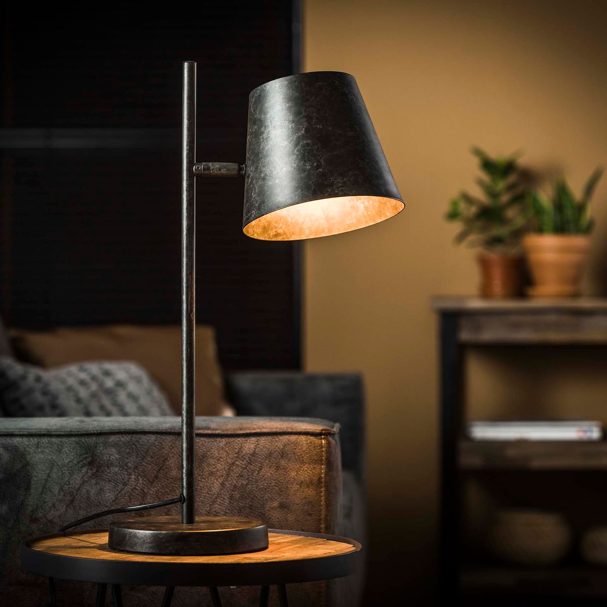 Shady - Bordlampe i patineret sort metal