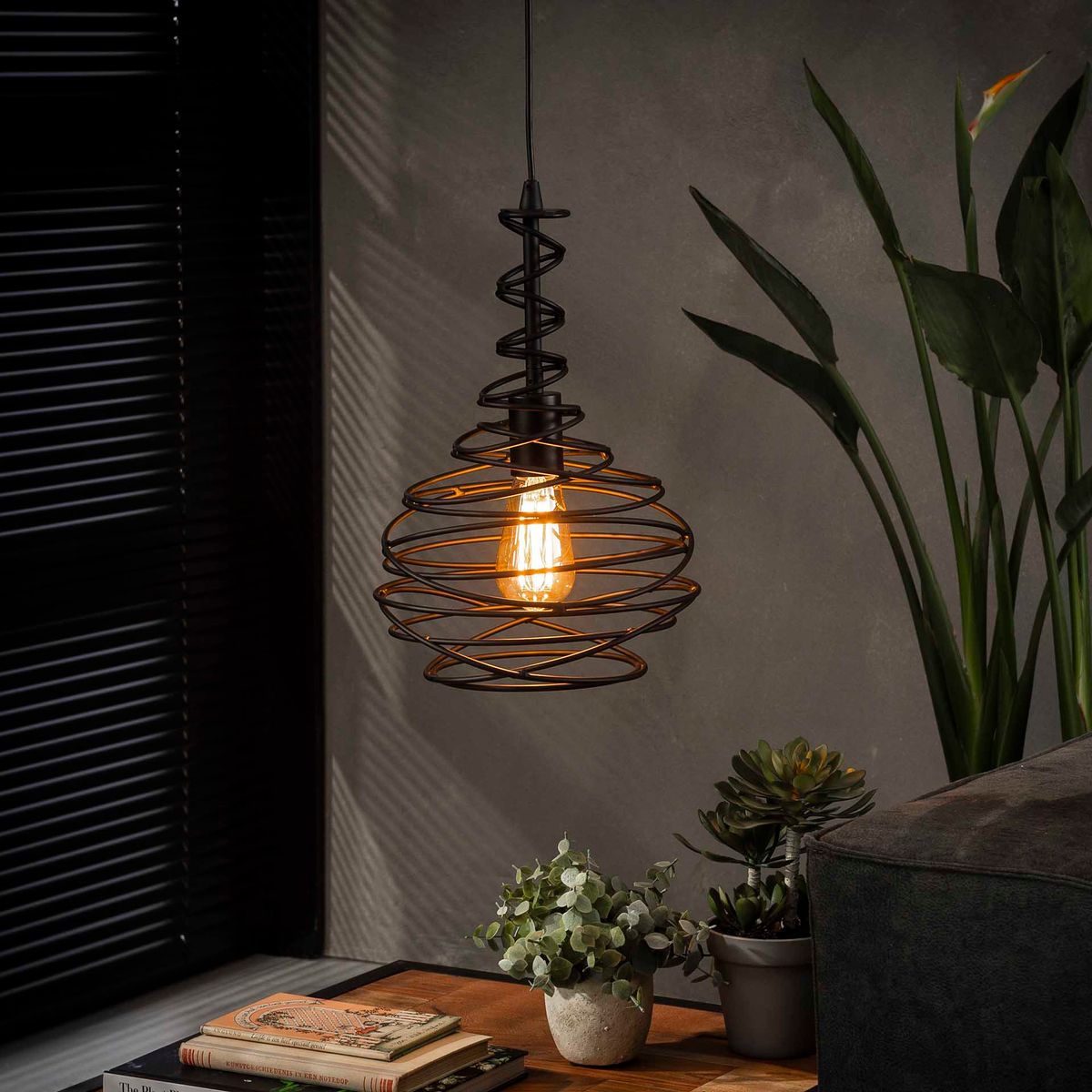 Spindex- Loftlampe i sort konisk vredet metal Levering med pære(r)