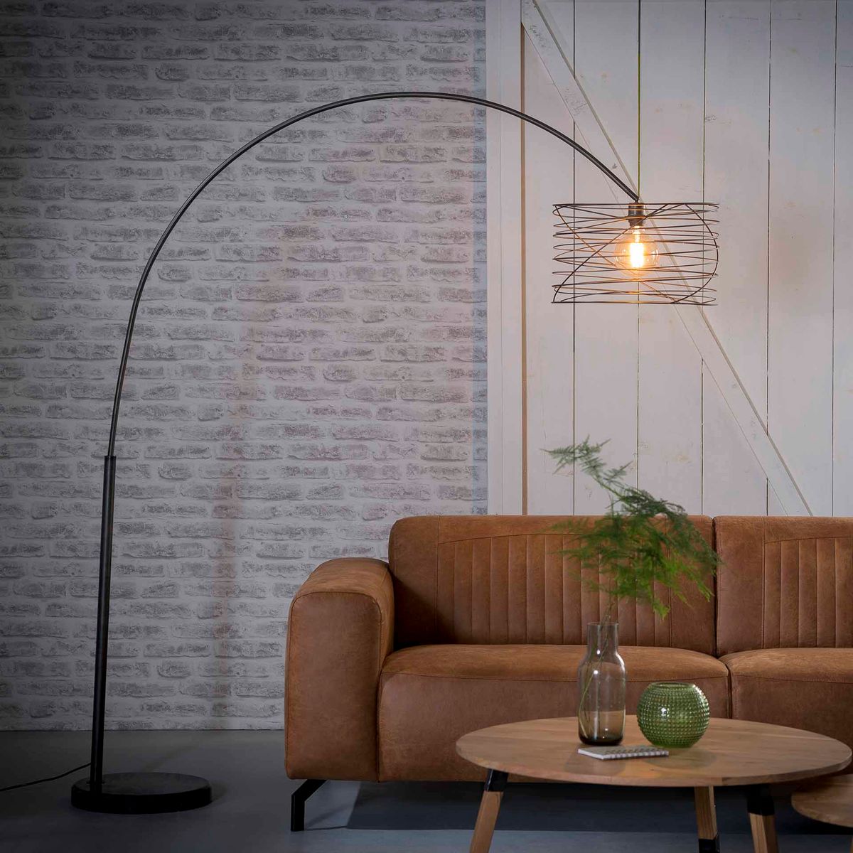 Spirilla - Spændende buet gulvlampe med spiralformet skærm Levering uden pære