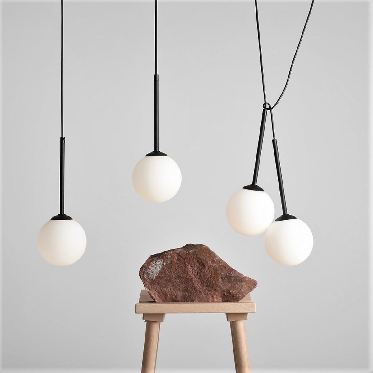 Stick - Loftlampe i sort metal og glas, fire ø 14 cm. kupler